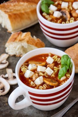 Slow Cooker Lasagna Soup with Chicken and Mushrooms